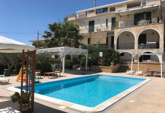 Villa Ceni - Appartamenti con camere, cucina, wc e terrazza sul mare in villa con piscina, giardino e parcheggio has Balcony rooms