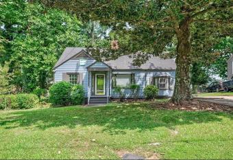 Holy Three bedrooms and two full bathrooms book 7-10 nights has rooms with a private hot tub