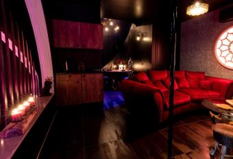 LOVE ROOM DE LUXE AVEC SPA allows 18 year olds to book a room