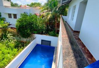 Villa De Grise has Balcony rooms