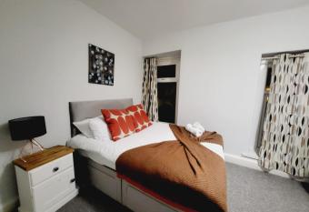 Budget Double Room 7 minutes to Swansea centre R3 allows 18 year olds to book a room