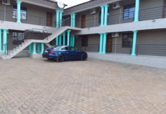 THE GOOD LIFE ROYAL GUEST HOUSE has Smoking/Balcony rooms