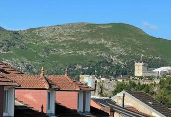 Vue sur le pic du Jer/Confortable/Calme allows 18 year olds to book a room