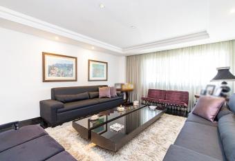 Casa alto padr  o com piscina has rooms with a private hot tub