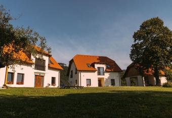 Hi  a na Ravnah has Balcony rooms