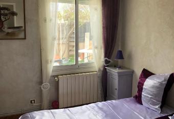 Nature et SPA has rooms with a private hot tub