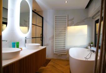 Dionbulles & Dionlodge Guesthouse and not included private wellness has rooms with a private hot tub