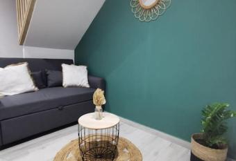 Bienvenue    La Caz A Loca allows 18 year olds to book a room