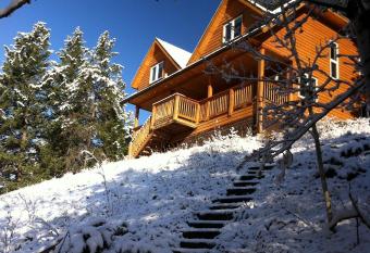 HI Canmore Hostel/Alpine Club of Canada allows 18 year olds to book a room