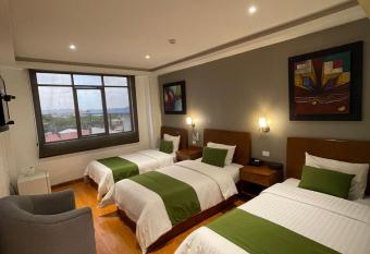 Hotel Plaza Monte Carlo has rooms with a private hot tub