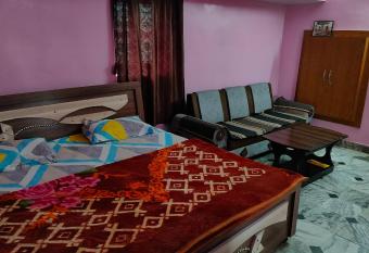 Laxmanji villas has rooms with a private hot tub