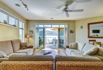 Lakeside Luxe Haven has rooms with a private hot tub