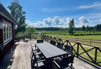 Idylliskt hus med sj  utsikt. has Balcony rooms
