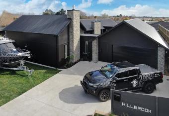 Hillbrook - a luxurious designer house has Balcony rooms