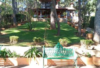 Caba  a El Futbolito allows 18 year olds to book a room