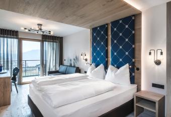 Luis & die Buabm - Gasthof Jenesien has rooms with a private hot tub