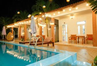      c Anh Bungalow allows 18 year olds to book a room