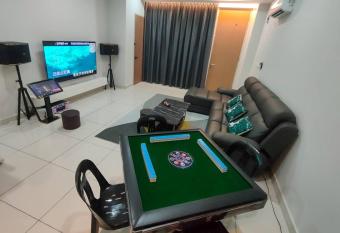 Happy Home BYSS Homestay has rooms with a private hot tub