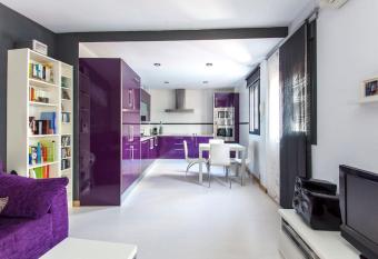 Apartamento con garaje, c  ntrico y playa allows 18 year olds to book a room