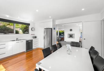 Large house close to the city tranquil setting allows 18 year olds to book a room