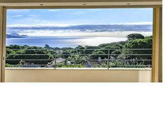 Villa Sainte Maxime pleine vue mer has rooms with a private hot tub