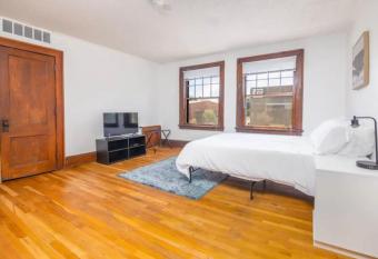 Gorgeous 1-bedroom Studio in Downtown Des Moines allows 18 year olds to book a room