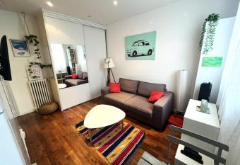 Studio lumineux aux portes de Paris allows 18 year olds to book a room