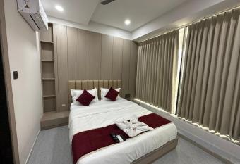 Hotel secure 247 inn has rooms with a private hot tub