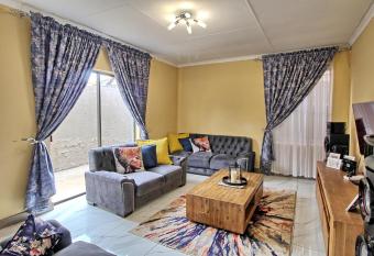 Vuyo s Place has Balcony rooms