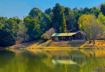 Brentwood Cottage has Balcony rooms