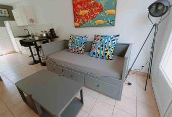 studio terrasse proche technopole et marine allows 18 year olds to book a room