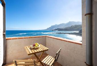 Alisios de Jover allows 18 year olds to book a room