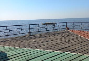 Villa (2) Del Sol: Lakefront and Cruise Boat allows 18 year olds to book a room