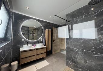 FAMILIA GITE has Balcony rooms