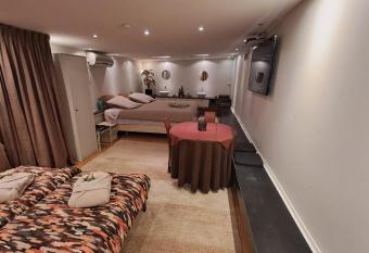 Familie- of gezinskamer JUNIOR-SUITE centrum Gullegem allows 18 year olds to book a room