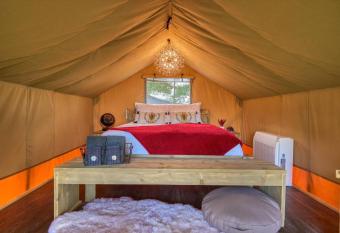 Thistle Bee Fun - Safari Tent - BeeWeaver Honey Farm has Balcony rooms