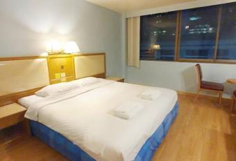 GO INN Bangkok CDB - BTS Chit Lom Station has rooms with a private hot tub
