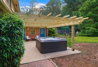 5bedroom w Pergola Hottub & Firepit has rooms with a private hot tub
