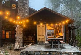 Owl Pine Cabin on Strawberry Creek has Balcony rooms