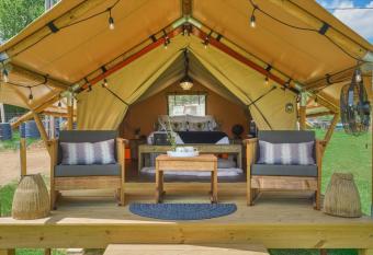 In A Meading - Safari Tent - BeeWeaver Honey Farm has Balcony rooms