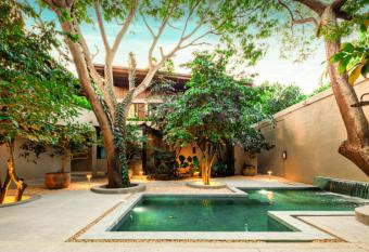 Welcome to Paradise - Luxurious 2 Bedroom Oasis with Pool and Lush Tropical Garden has Balcony rooms