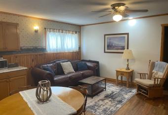 Ozark Hills Lodge Dogwood Suite-pet friendly, 2 miles from Bennett Springs allows 18 year olds to book a room