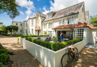 Les Douvres Hotel allows 18 year olds to book a room