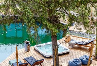 Hill Garden Residence Apartamentai  has rooms with a private hot tub