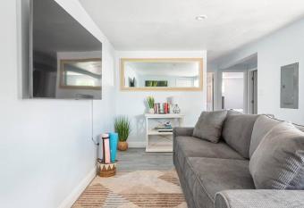 Trendy 2BD 2BTH Perfect Location allows 18 year olds to book a room