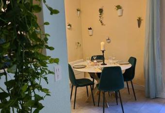 Joli studio r  nov   situ   au pied des thermes has Balcony rooms