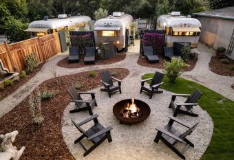 Airstream Sage & Lavender Garden Oasis (#1) allows 18 year olds to book a room