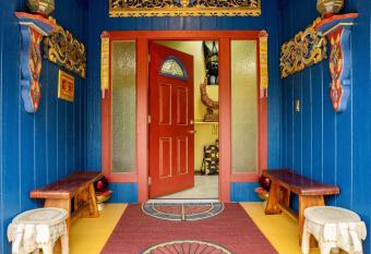 Hawaiian Asian Vacation House has Balcony rooms