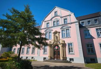 Historisches Deluxe Apartment im Marianum allows 18 year olds to book a room