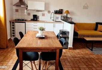 Maison bord de mer 15 personnes avec jacuzzi has rooms with a private hot tub